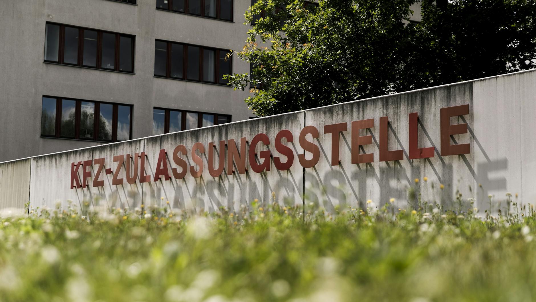 Die Kfz-Zulassungsstelle in Berlin-Lichtenberg. 