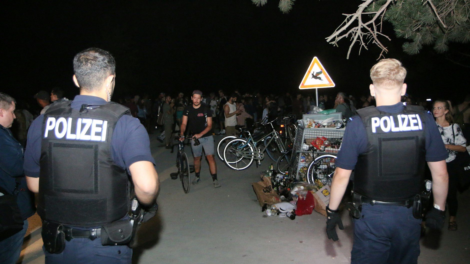 Erst gegen 4.30 Uhr in der Nacht konnten die Beamten der Polizei für Ruhe sorgen.