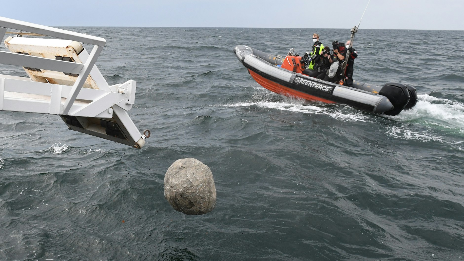 Greenpeace-Aktivisten versenken vom Greenpeace-Schiff „Beluga II“ aus vor der Ostsee-Insel Rügen große Granitblöcke im Meer.
