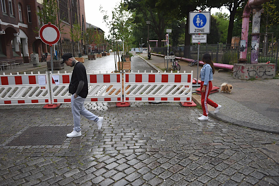 Für Autos und Fahrräder gesperrt: der Nordteil der Danneckerstraße im Friedrichshainer Rudolfkiez.