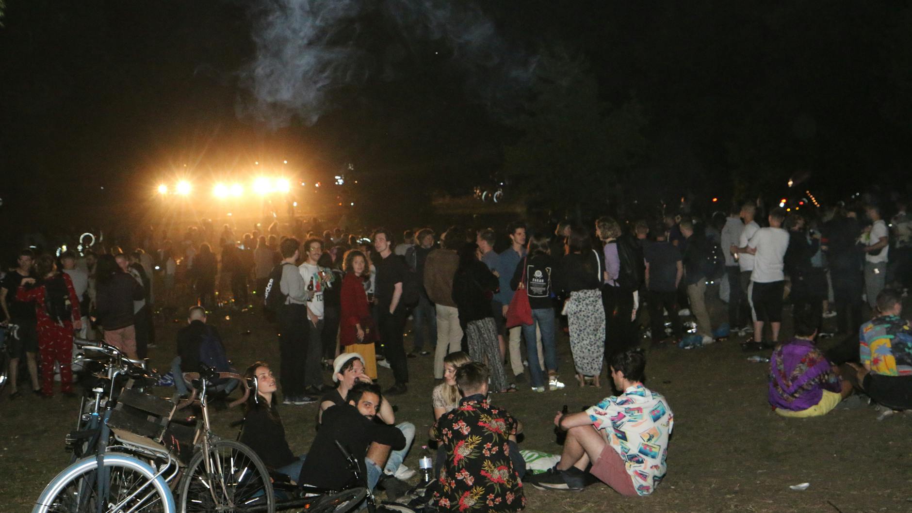 Die rund 5000 Menschen feierten dicht an dicht, Mundschutz-Masken suchte man vergebens.