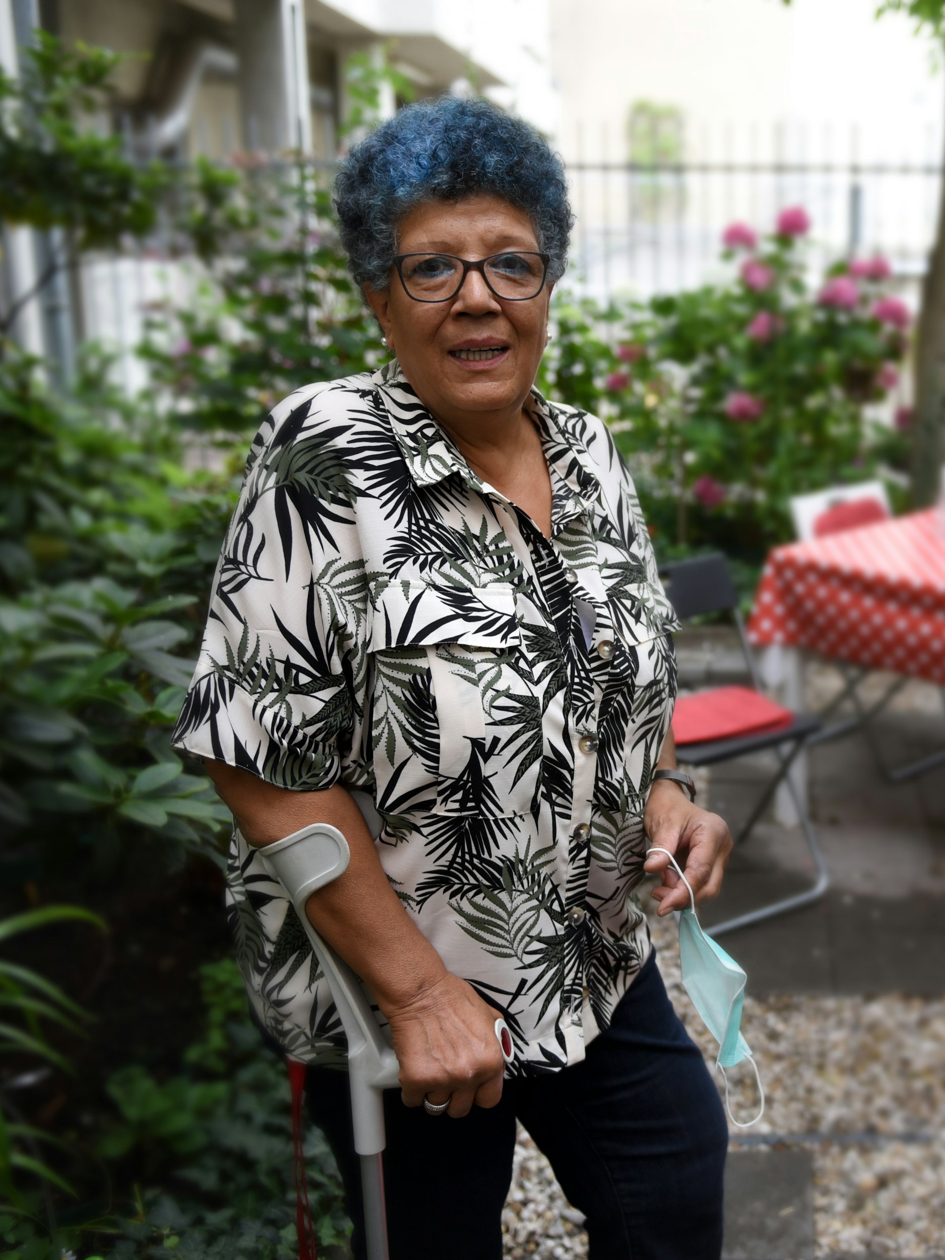 Mieterin Gloria Kreuzberger (67) im Gemeinschaftgarten des Hinterhofs. Sie fürchtet, ihre Wohnung in der Luxemburger Straße zu verlieren.