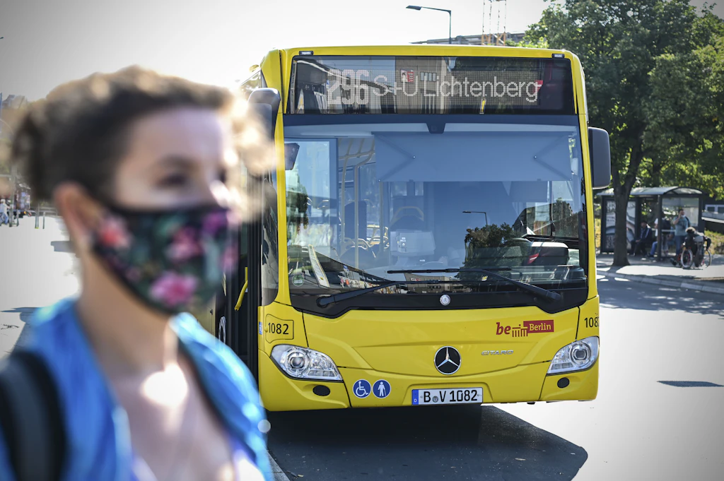 Die ersten Busse mit „Spuckschutz“ fahren durch Berlin
