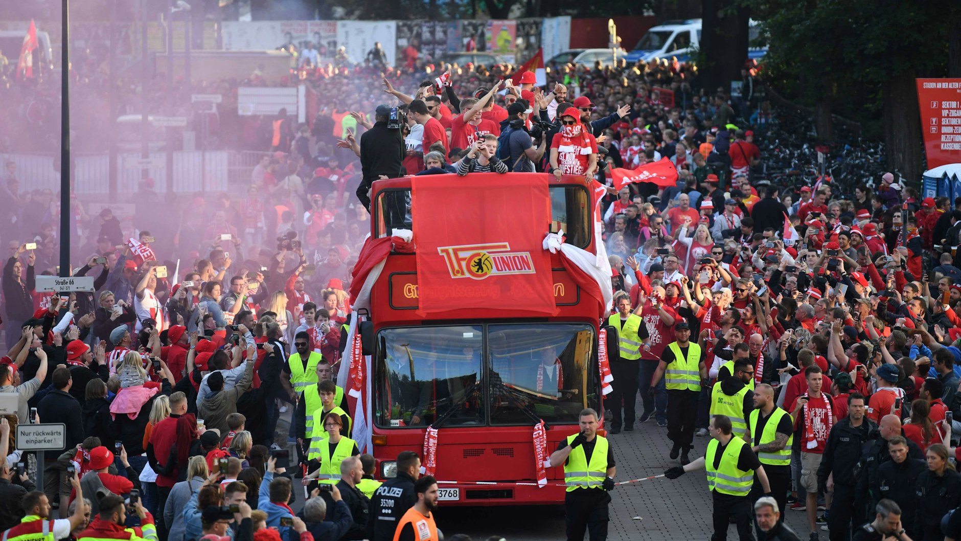 Eiserner Aufstieg: Der 1. FC Union feiert die Ankunft in der Erstklassigkeit.