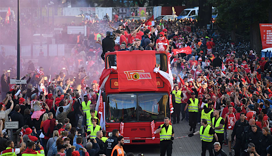 Eiserner Aufstieg: Der 1. FC Union feiert die Ankunft in der Erstklassigkeit.