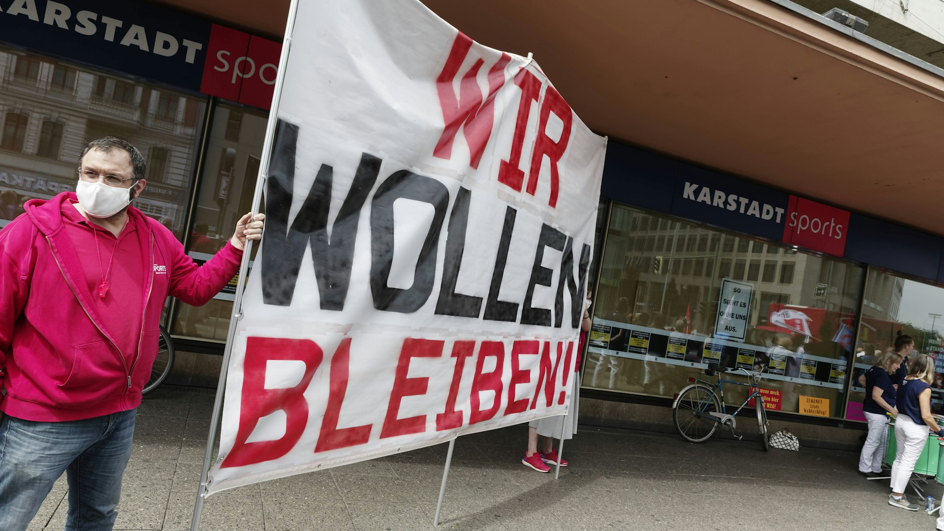 Karstadt Sports-Beschäftigte in Berlin wehren sich gegen die Schließung ihrer Filiale. 
