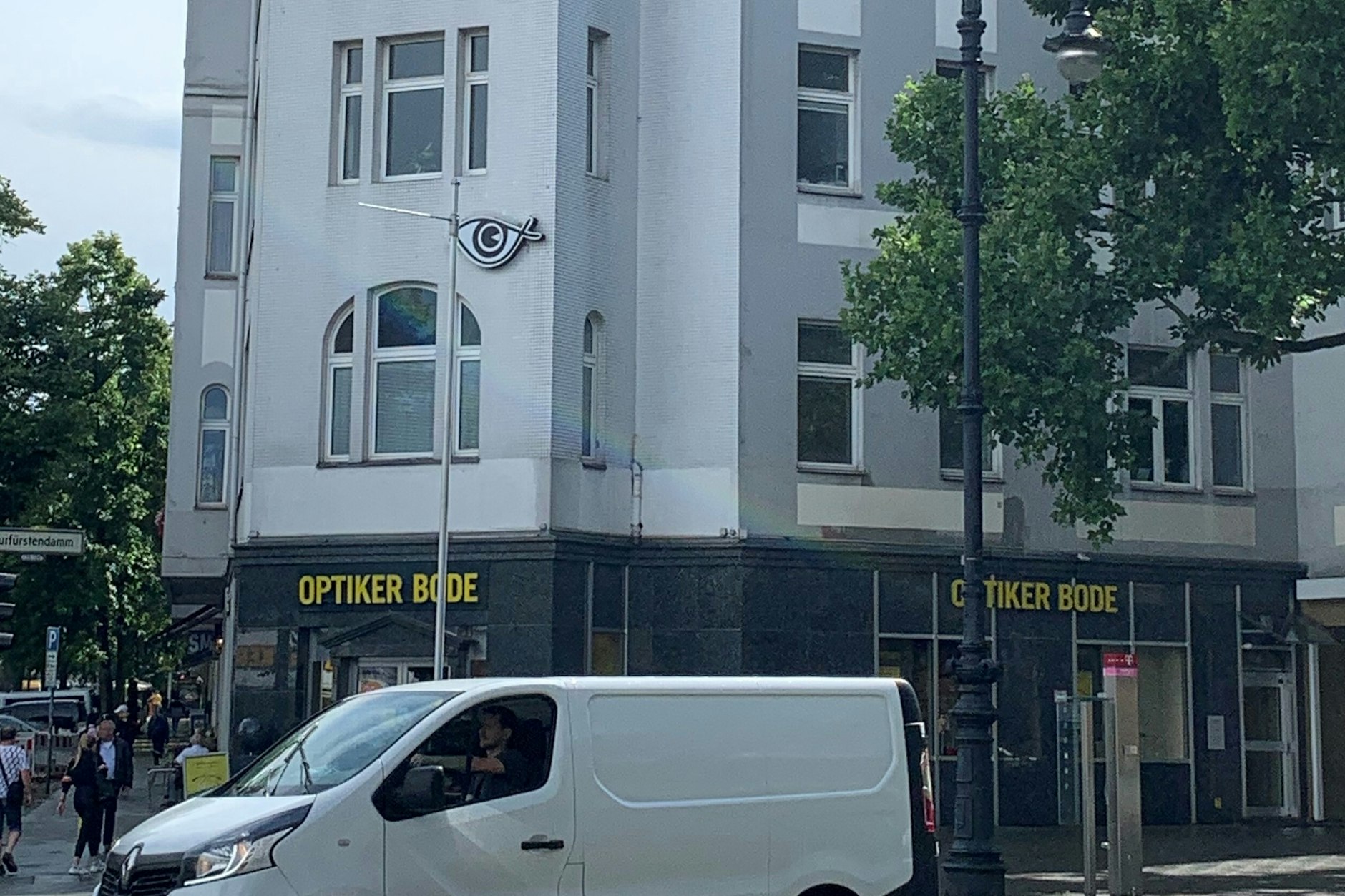Kudamm 139. Hier sitzt angeblich die Kanzlei Stahlberg &amp; Hartmann. Man sucht sie vergeblich.