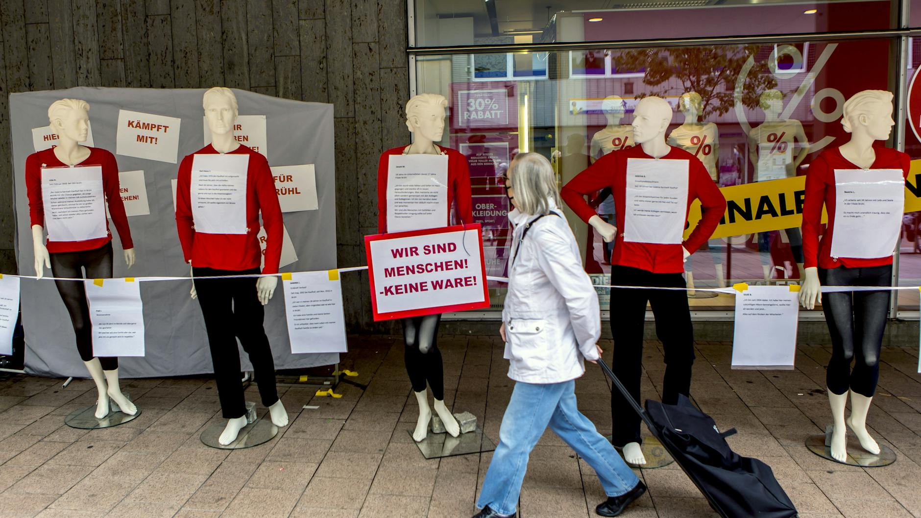 Protestaktionen fanden bundesweit auch bei Galeria Karstadt Kaufhof statt – wie hier vor einer Filiale in Brühl (NRW).