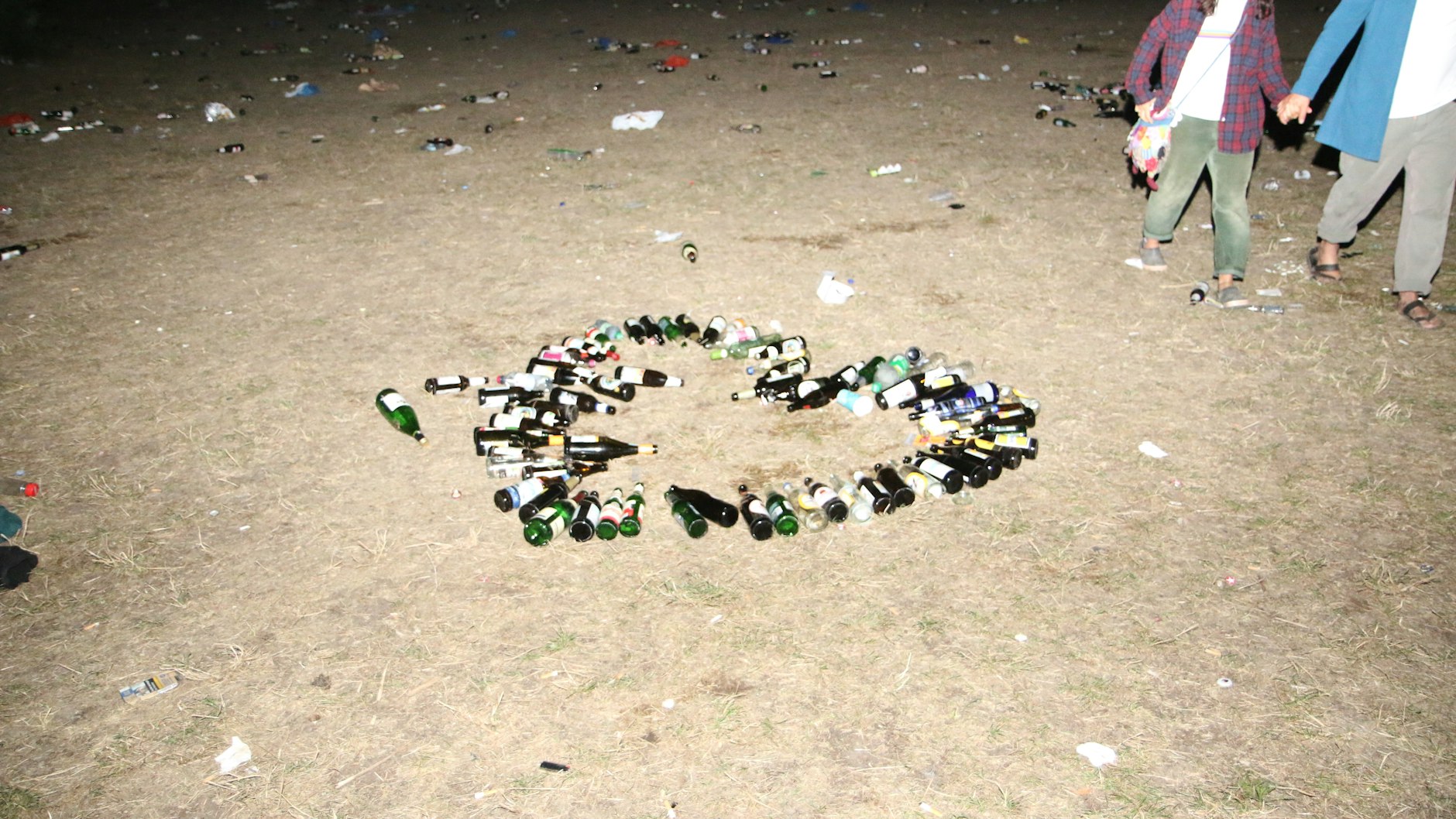 Nach der illegalen Partynacht im Volkspark Hasenheide vom 26. Juli 2020 blieben leere Bierflaschen und Müll übrig.