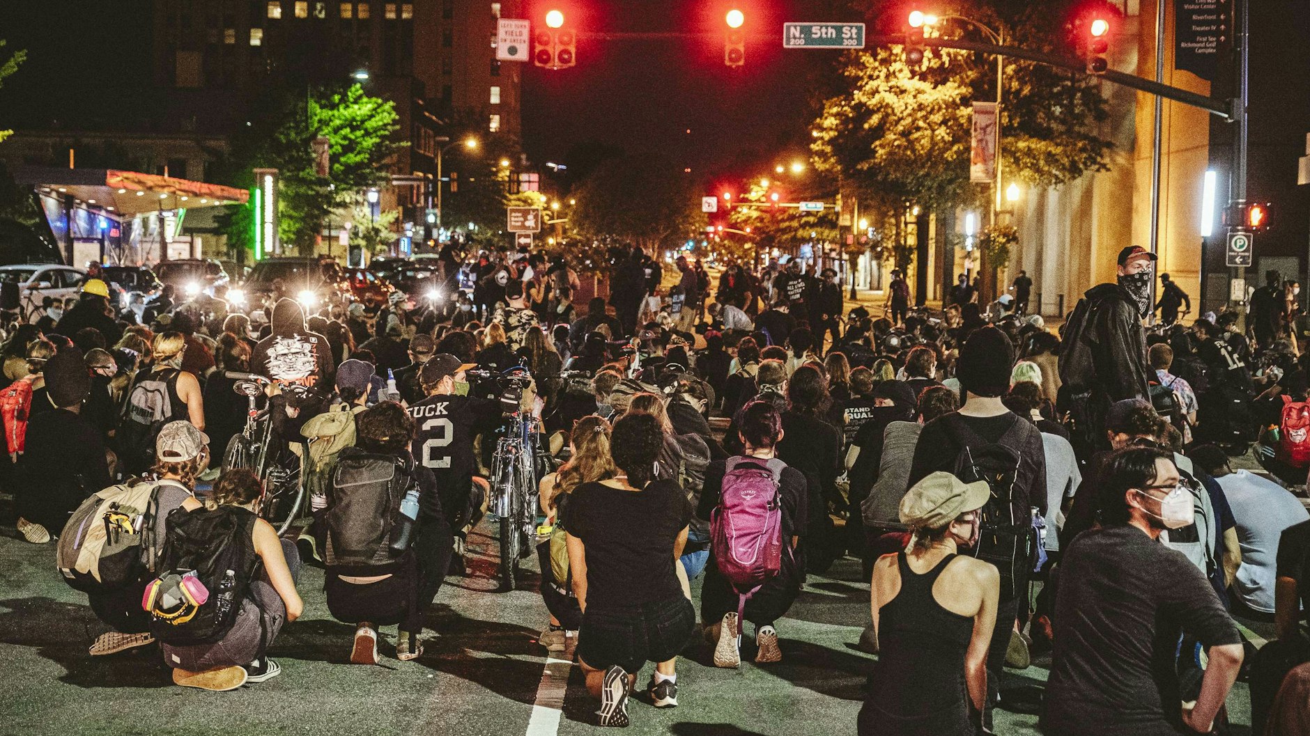 Proteste auch in Richmond (Virginia): Demonstranten legen eine Schweigeminute ein für die Opfer von Polizeigewalt.