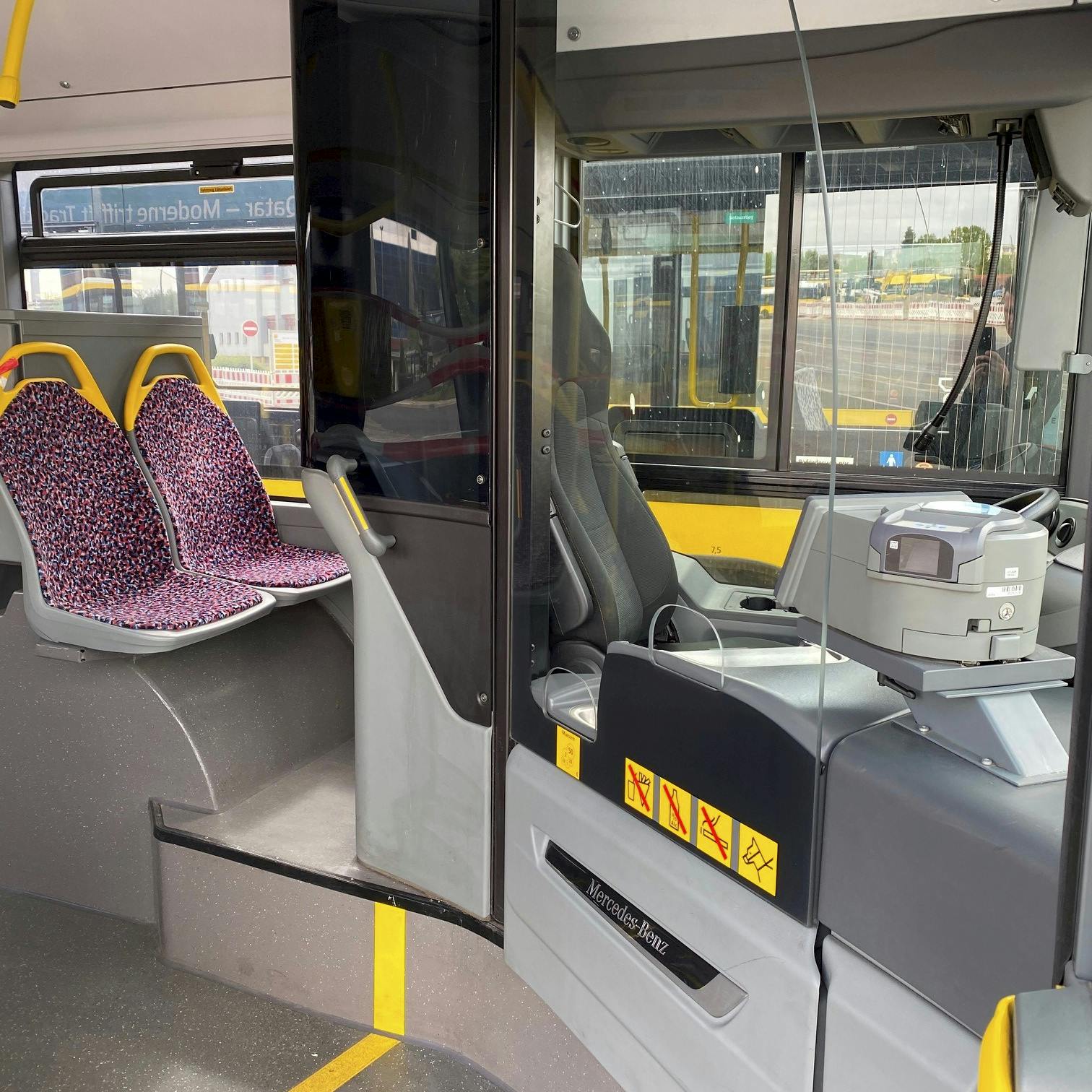 Ein Mercedes-Benz-Bus mit Spezialglasscheibe. Für Geld und Fahrscheine gibt es Luken – doch auch in den umgerüsteten Fahrzeugen werden keine Fahrscheine verkauft.