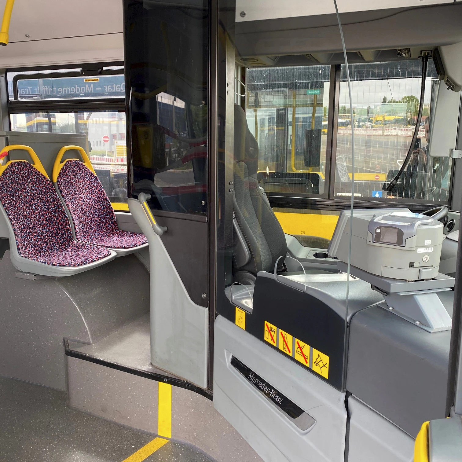 Ein Mercedes-Benz-Bus mit Spezialglasscheibe. Für Geld und Fahrscheine gibt es Luken – doch auch in den umgerüsteten Fahrzeugen werden keine Fahrscheine verkauft.
