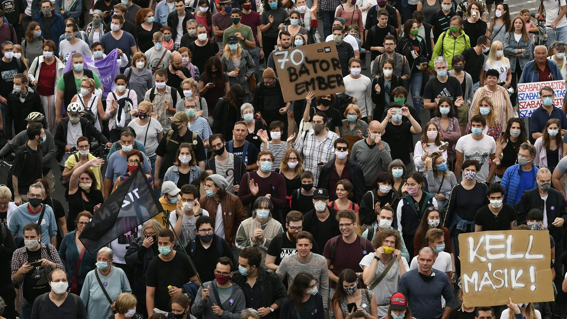 Am 24. Juli gingen Tausende Demonstranten auf die Straße, um gegen die Entlassung des Journalisten Szabolcs Dull zu protestieren.