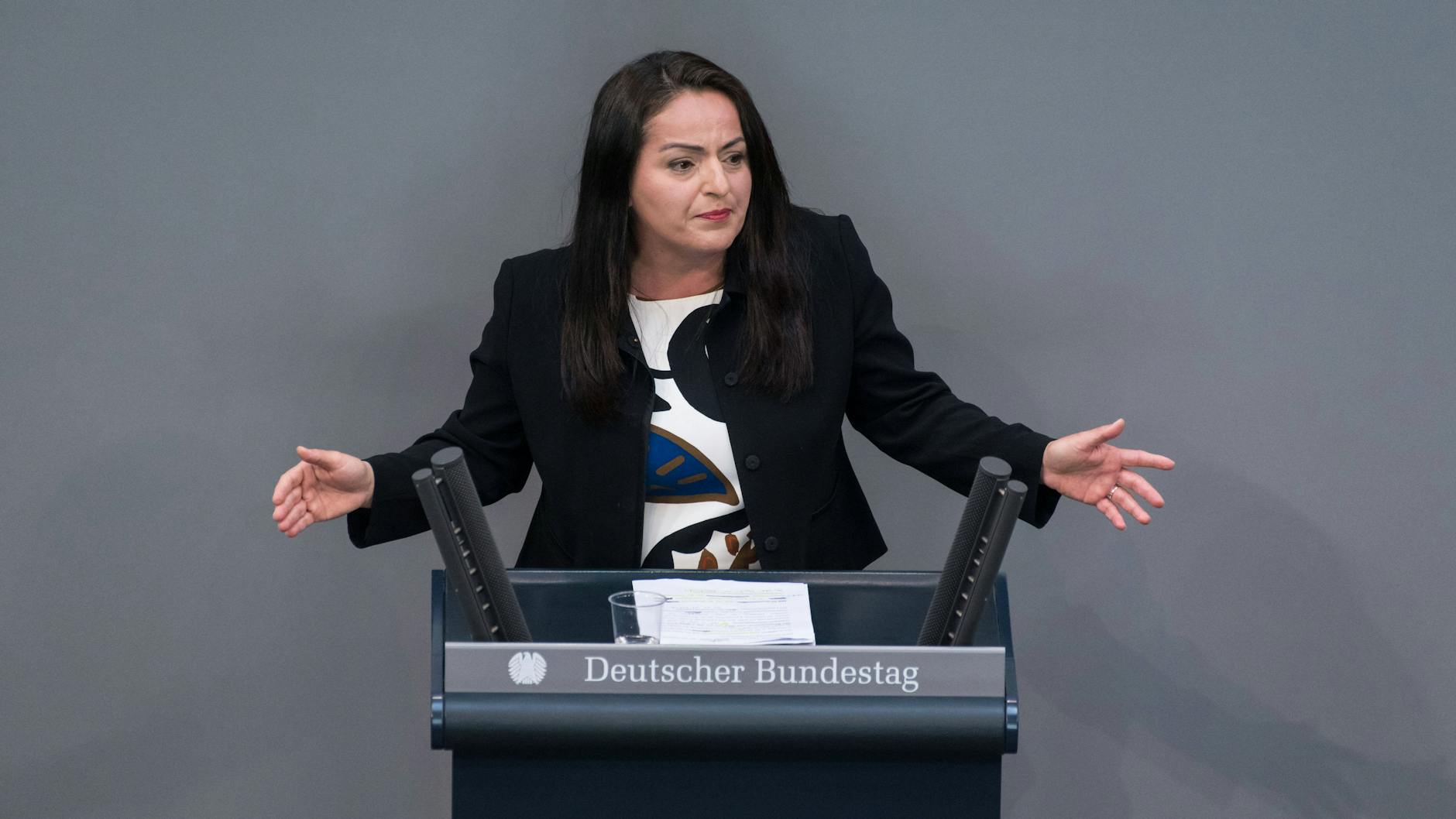 Sevim Dagdelen (Linke) fordert, Waffenlieferungen an Washington auszusetzen. 