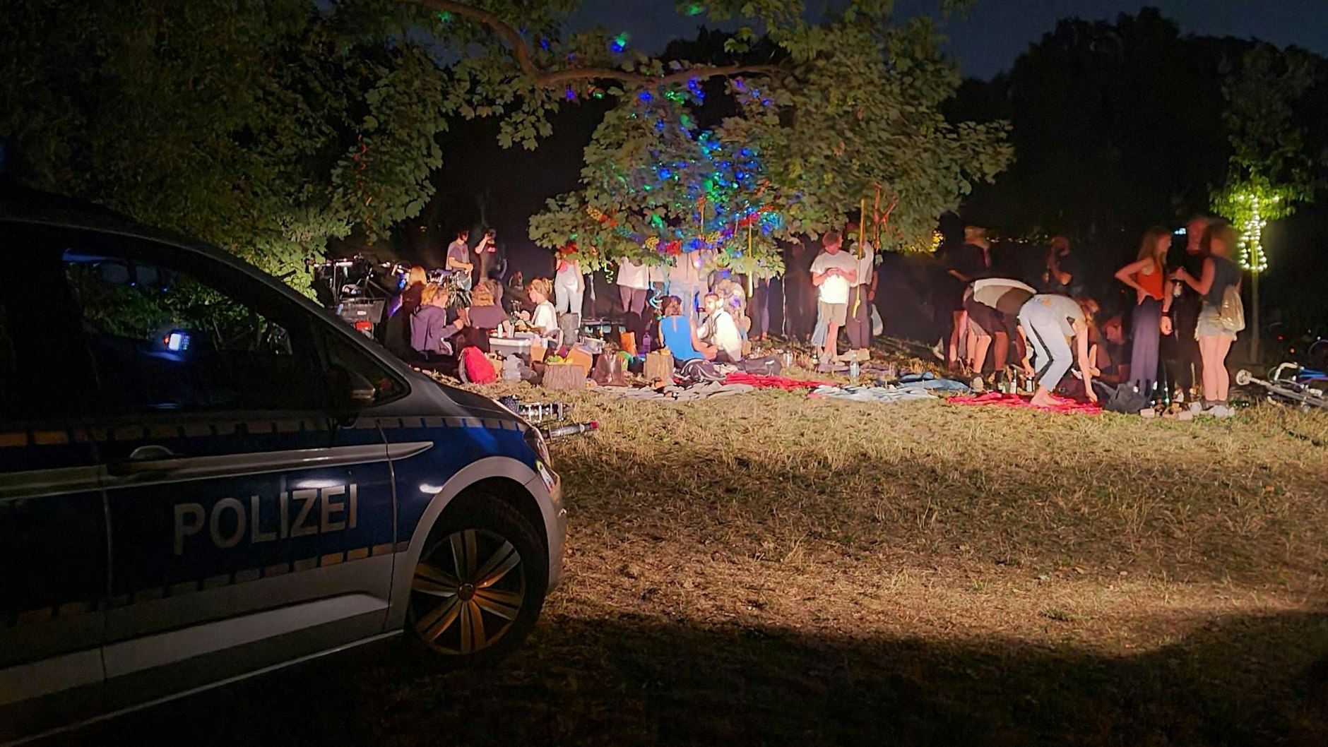 In der Nacht zum 26. Juli 2020 wurde im Volkspark Hasenheide eine illegale Party von der Polizei geräumt.