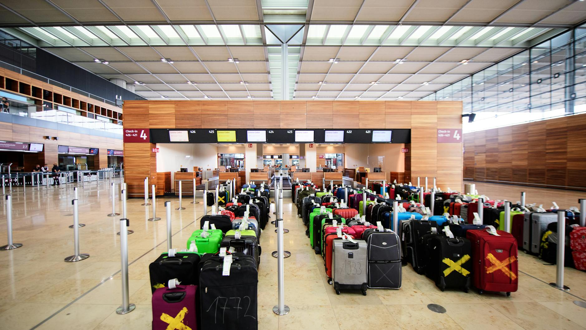 In Terminal T1 des Flughafens BER warten Koffer auf ihren Testeinsatz. Rund 7500 Gepäckstücke wurden gesammelt, um den Betrieb zu simulieren. 