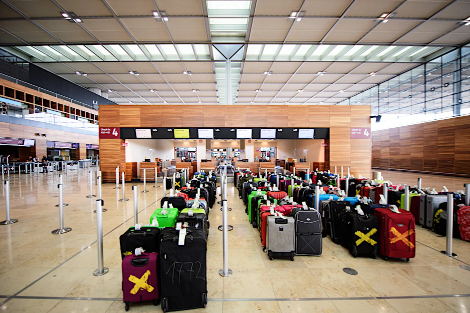 In Terminal T1 des Flughafens BER warten Koffer auf ihren Testeinsatz. Rund 7500 Gepäckstücke wurden gesammelt, um den Betrieb zu simulieren.&nbsp;