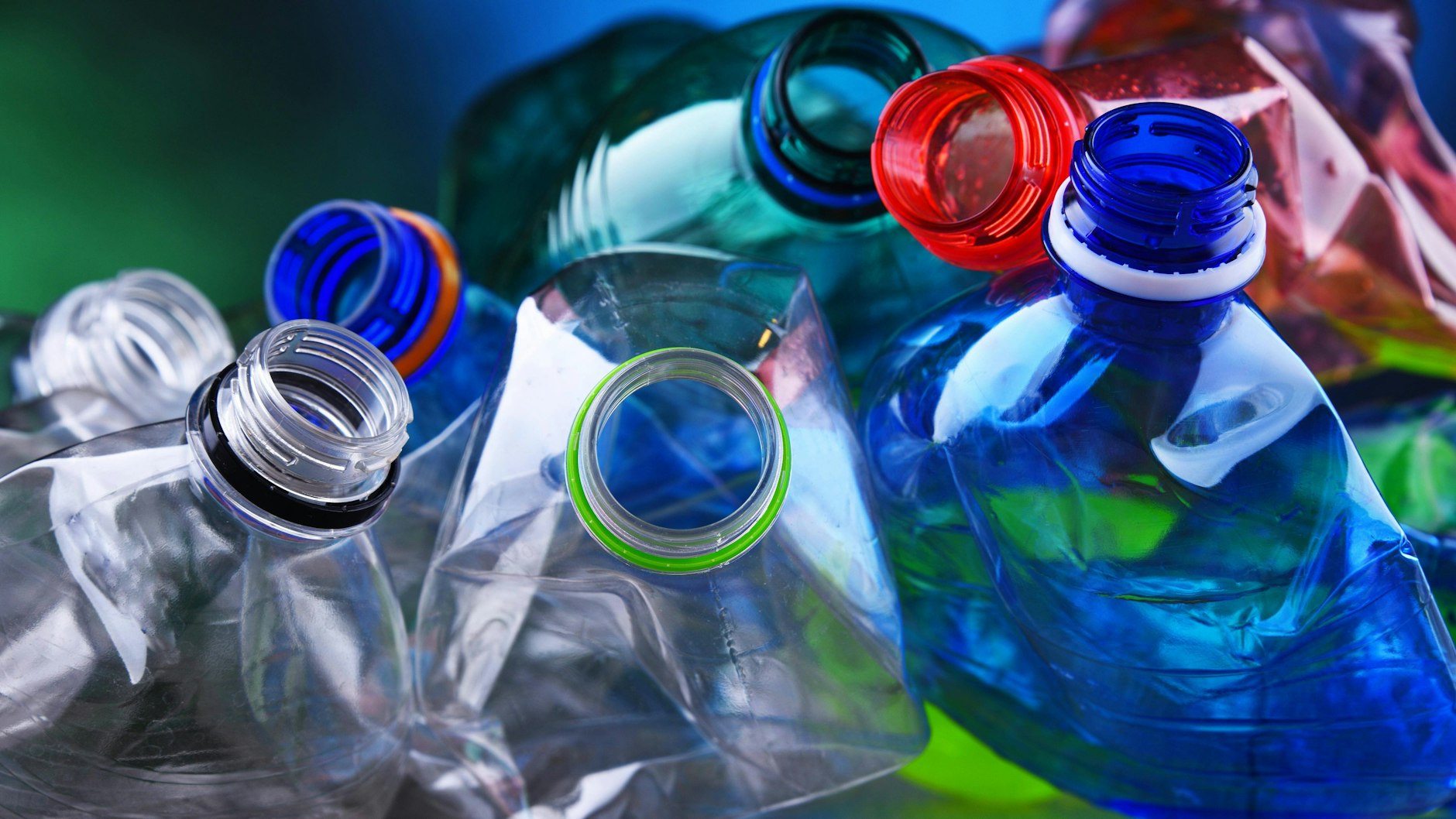 Nicht jede bekommt ein zweites Leben: Derzeit werden in Deutschland nur 50 Prozent des gesammelten Kunststoffes recycelt.