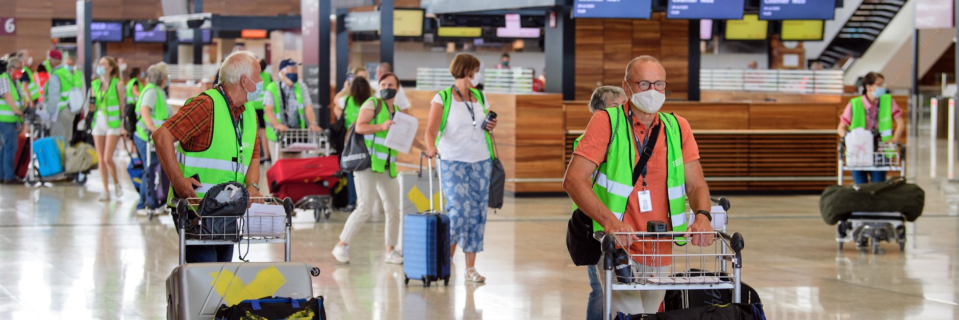 An den grünen Westen sind sie zu erkennen: Flughafentester unterwegs im Flughafen BER.