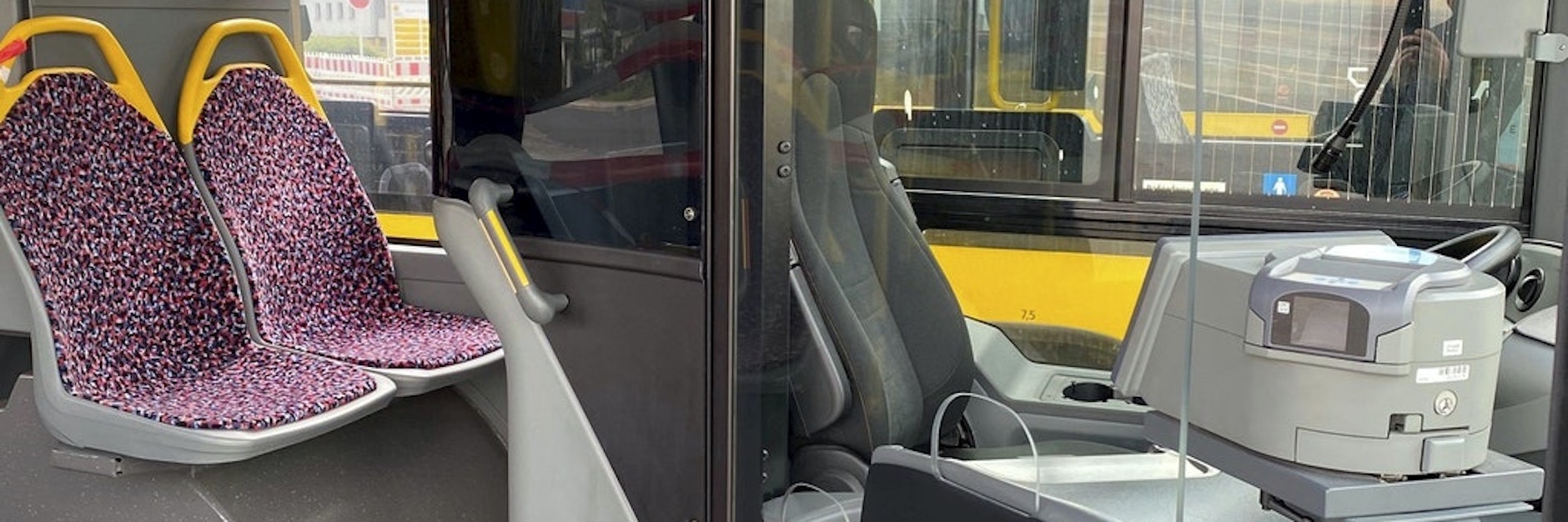 Ein Mercedes-Benz-Bus mit bruchsicheres Spezialglasscheibe. Für Geld und Fahrscheine gibt es Luken – doch auch in den umgerüsteten Fahrzeugen werden keine Fahrscheine verkauft.