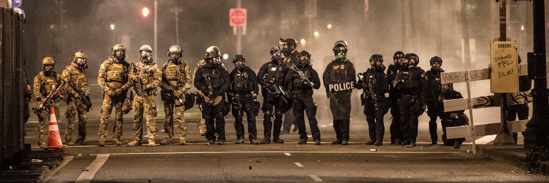 Besatzungstruppen im eigenen Land: Polizisten und nicht identifizierbare Männer in Tarnkleidung auf einer Straße in Portland. 