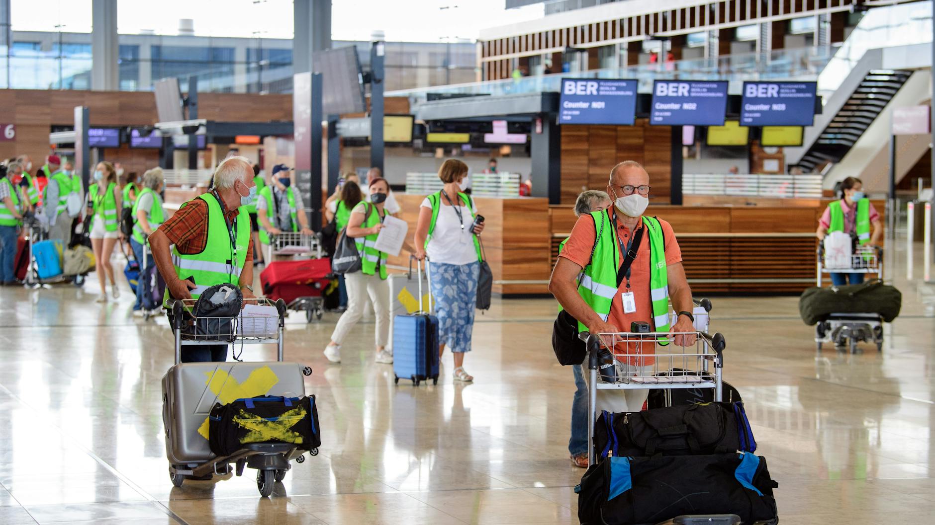 An den grünen Westen sind sie zu erkennen: Flughafentester unterwegs im Flughafen BER.