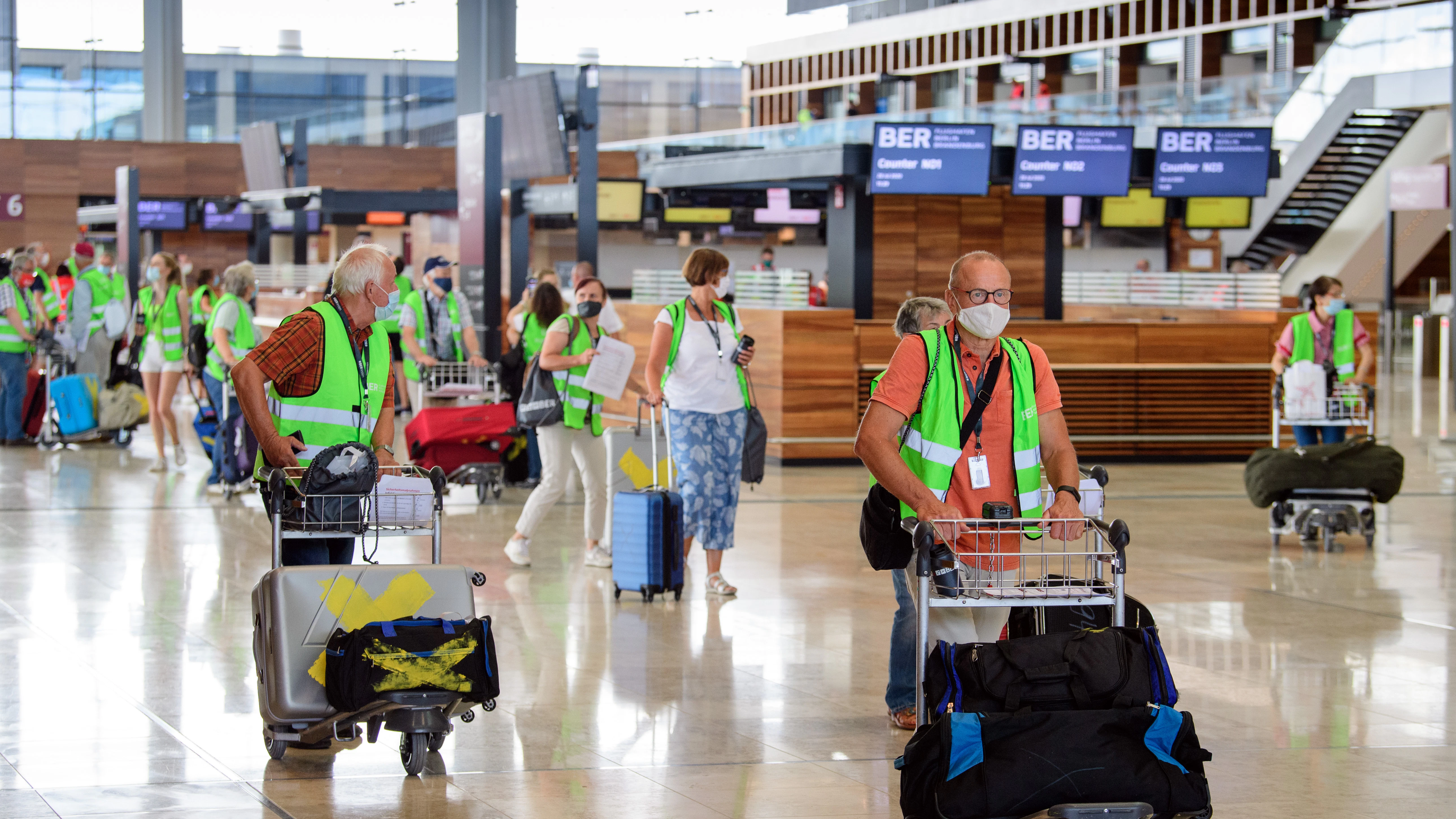 An den grünen Westen sind sie zu erkennen: Flughafentester unterwegs im Flughafen BER.