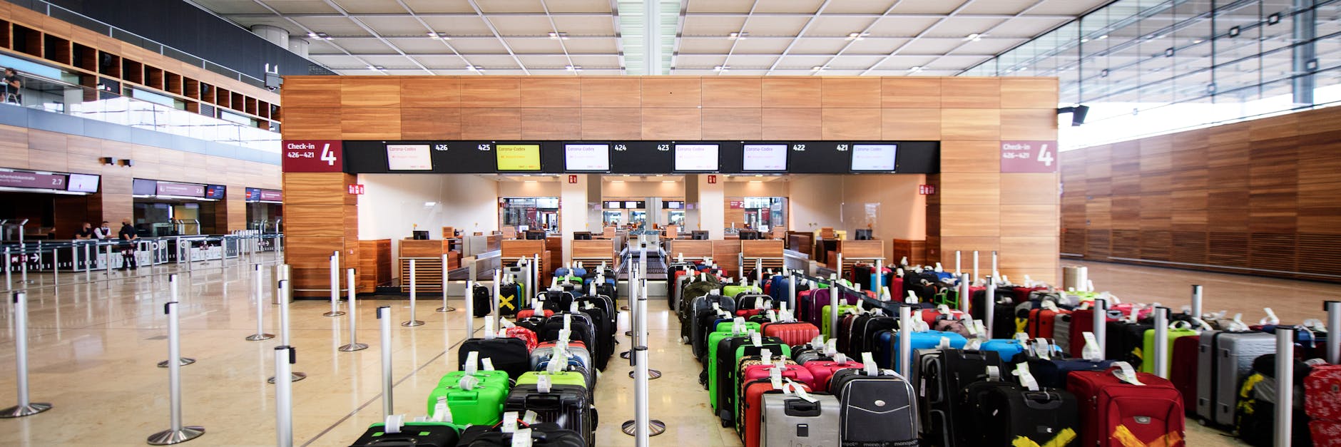 In Terminal T1 des Flughafens BER warten Koffer auf ihren Testeinsatz. Rund 7500 Gepäckstücke wurden gesammelt, um den Betrieb zu simulieren.