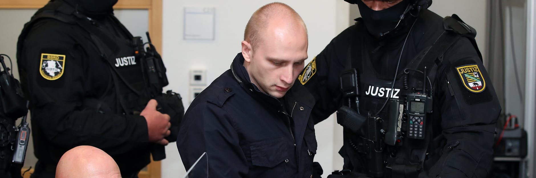 Halle-Attentäter Stephan B. (28) wird von bewaffneten Justizbeamten in den Gerichtssaal gebracht.