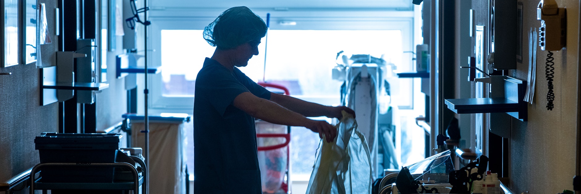 Eine Pflegerin macht sich für den Einsatz auf einer Isolierstation bereit.