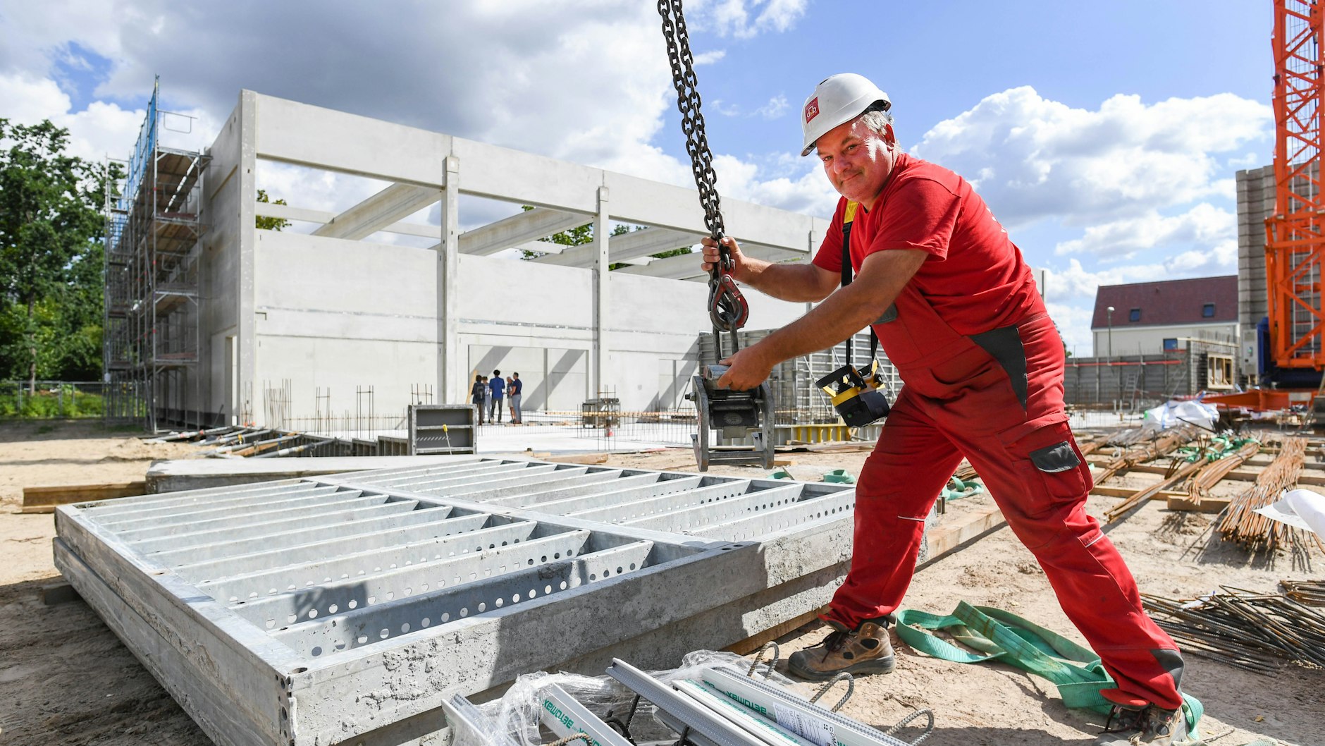 Polier Jens Schinnerl (54) ist fleißig. Die Lew-Tolstoi-Schule in Karlshorst bekommt eine neue Turnhalle. 