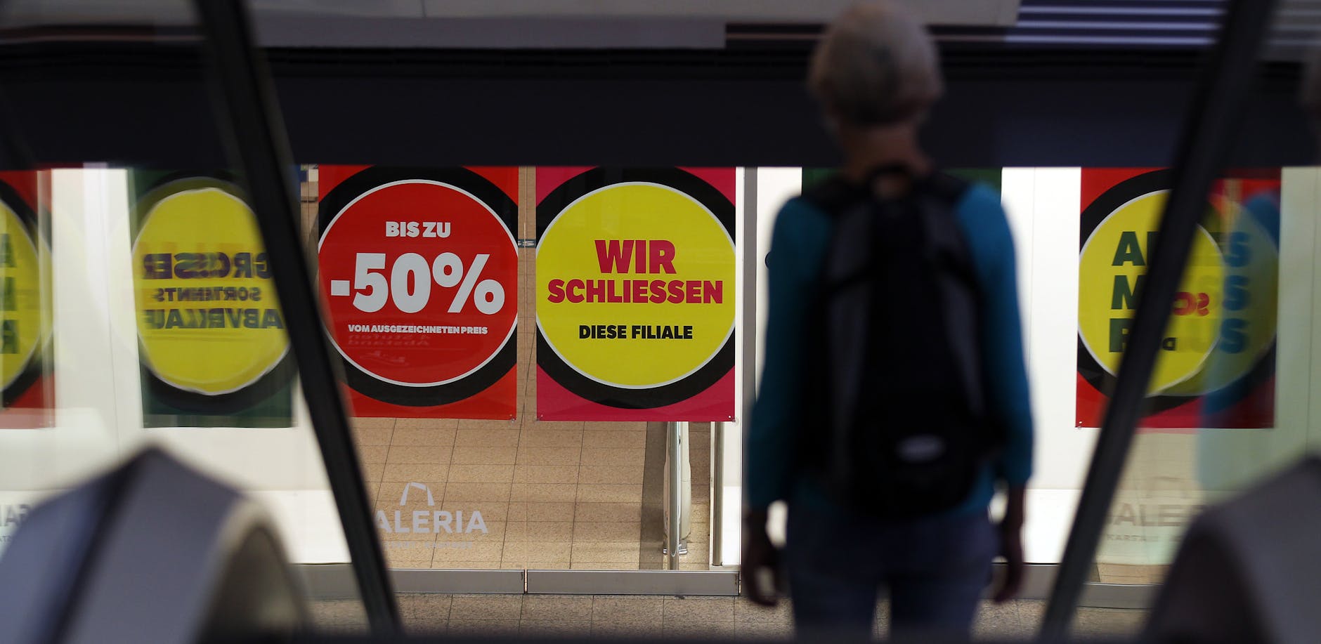 Überall im Center hängen und kleben Schilder, die ankündigen: „Wir schließen – alles muss raus“. Auf anderen wird mit 50-Prozent-Rabatten geworben