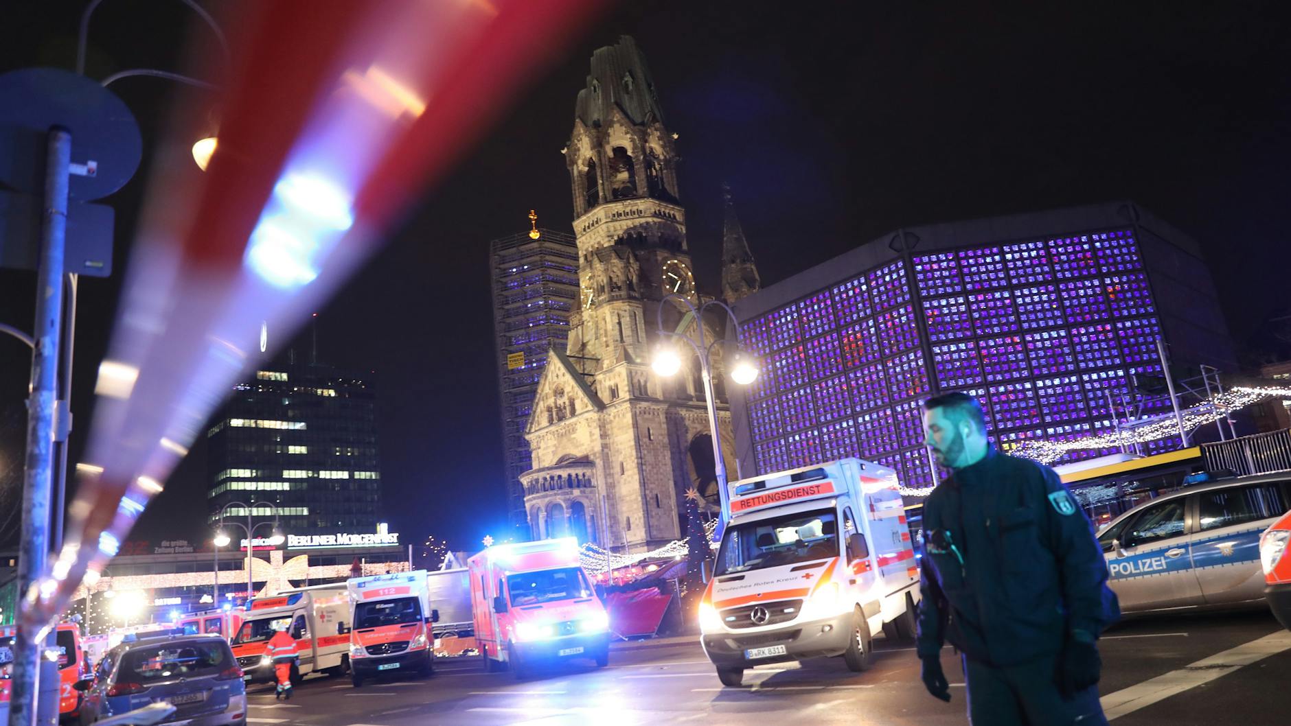Polizisten und Rettungskräfte stehen vor der Gedächtniskirche in Berlin. Anis Amri hatte am 19. Dezember 2016 einen Lastwagenfahrer erschossen und war mit dessen Fahrzeug über den Weihnachtsmarkt am Berliner Breitscheidplatz gerast.
