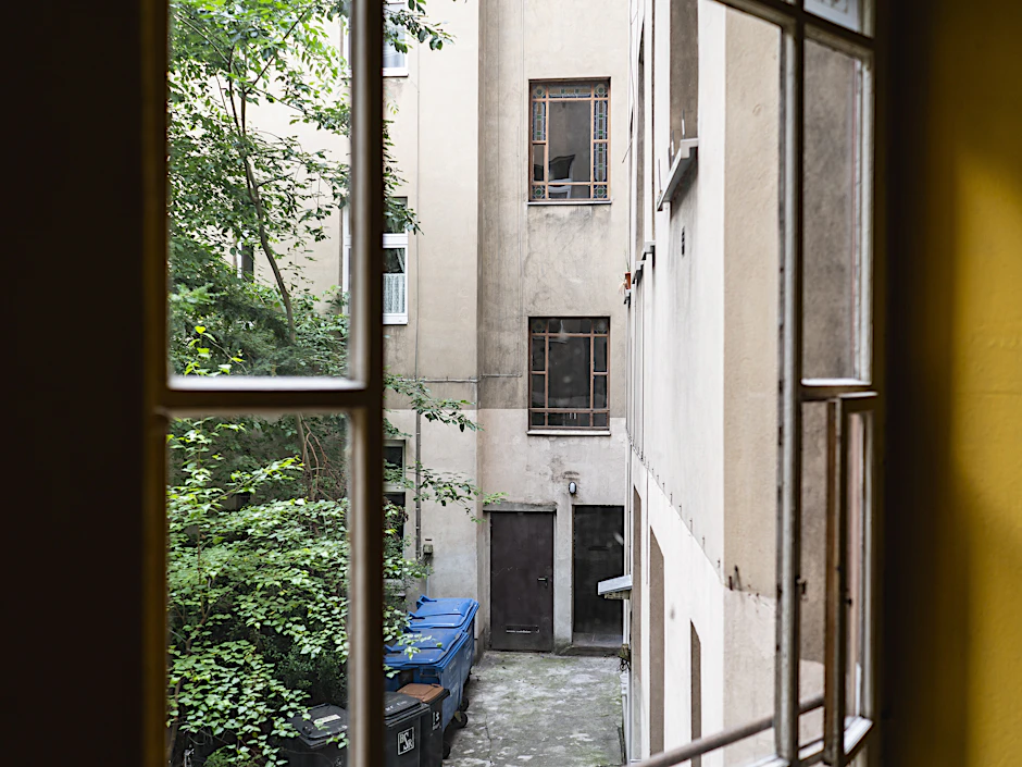 Die Aspire Estate Berlin GmbH kaufte in Berlin gut zwei Dutzend Häuser, um die Wohnungen danach teuer an Anleger weiterzuverkaufen. Auch dieses Haus in der Eulerstraße gehört dazu. Ein Mieter in Moabit, der Verstöße beim Bezirksamt meldete, musste danach persönliche Nachteile befürchten.