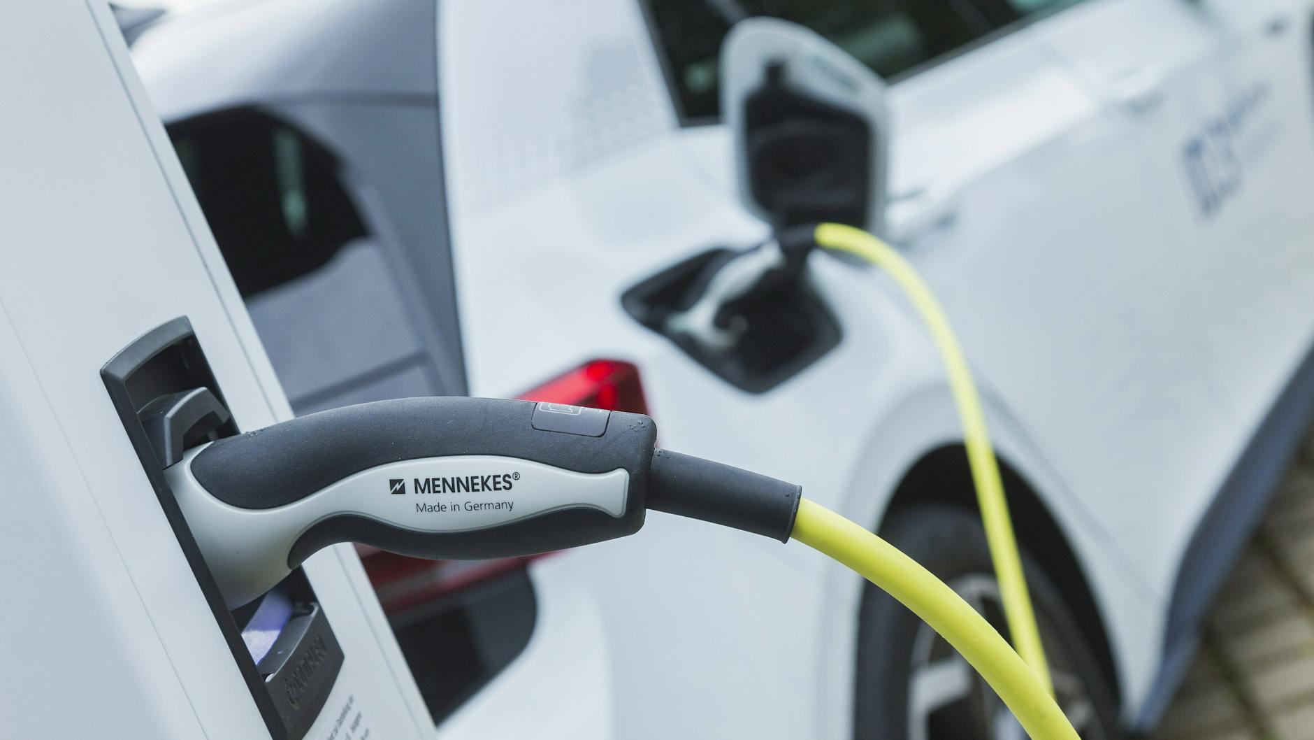 ei E-Fahrzeugen könnten Teile unter Hochspannung stehen. Das macht Rettungsmaßnahmen schwierig.