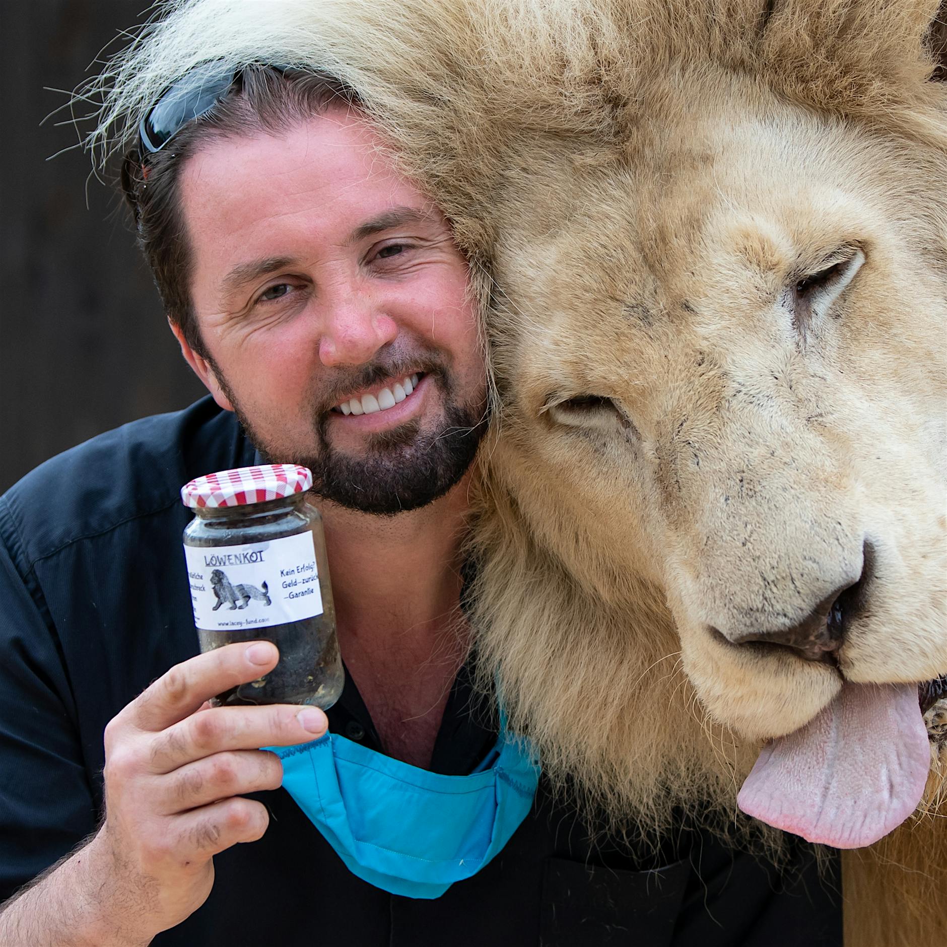 Circus Krone verkauft Löwen-Kot im Einmachglas