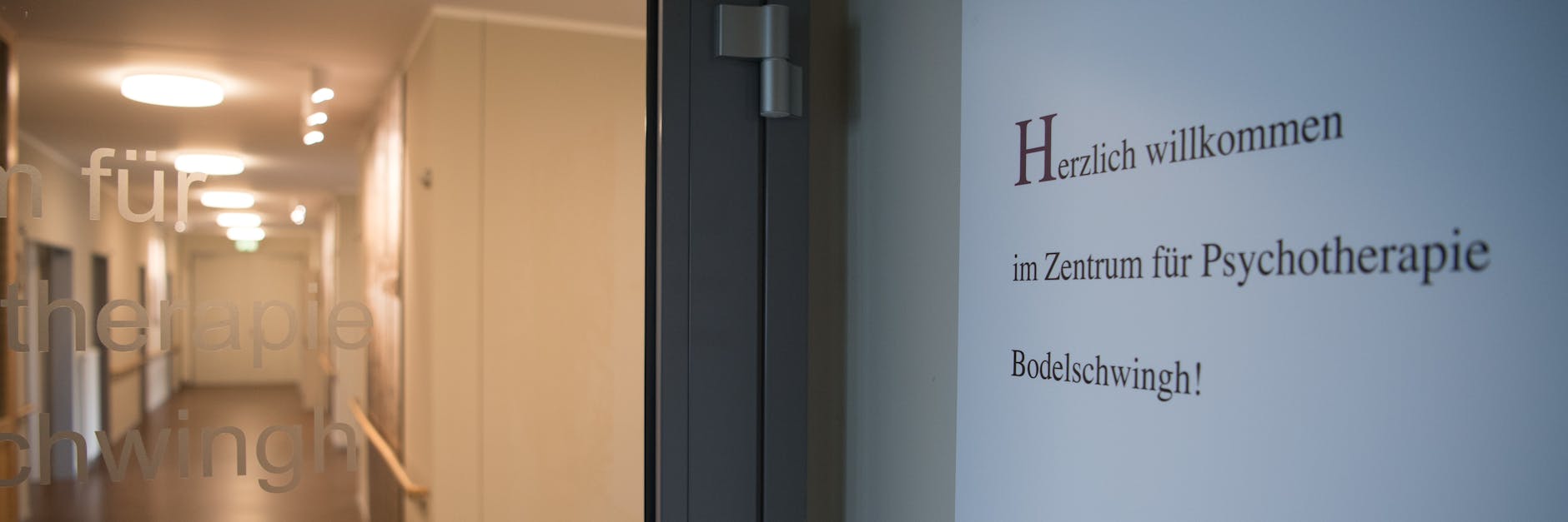 Eingang zur Traumaambulanz im Zentrum für Psychotherapie der Friedrich-von-Bodelschwingh-Klinik. Opfer schwerer Gewalttaten und unmittelbare Zeugen von Gewalt, die unter psychischen Belastungssymptomen leiden, werden hier behandelt.