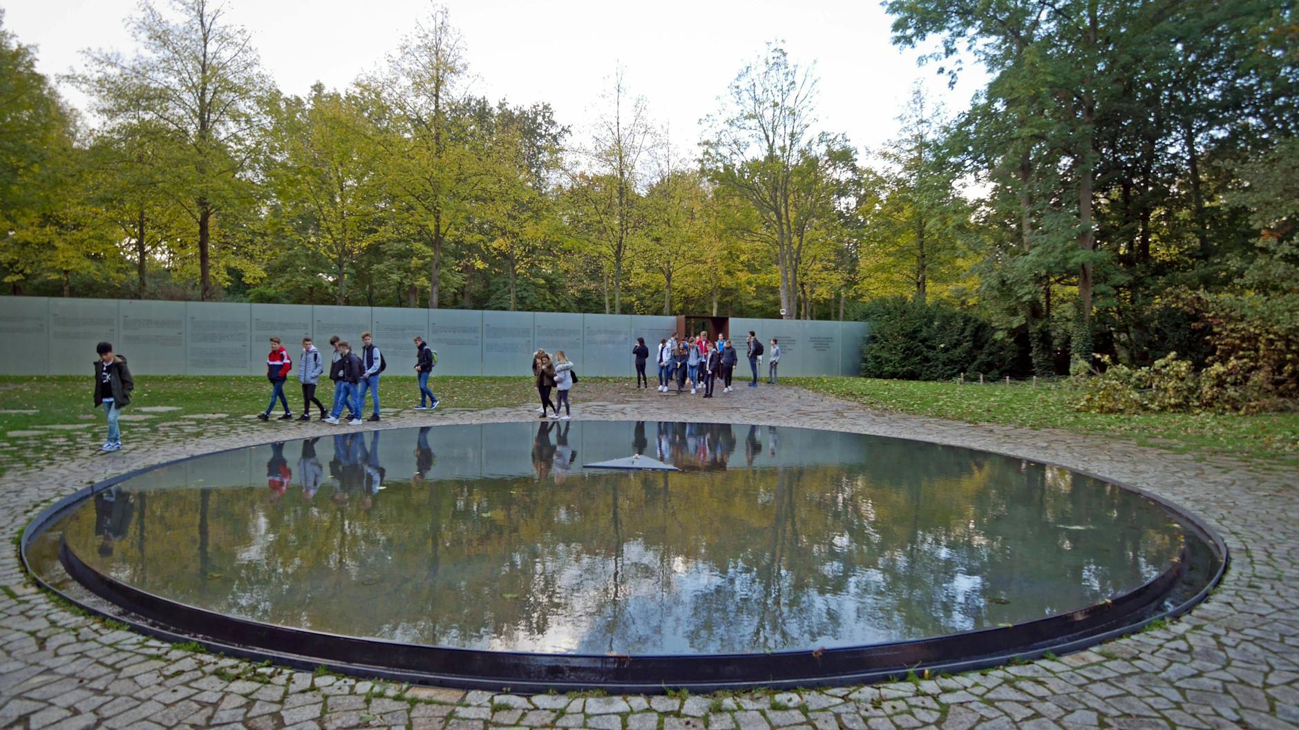 Ein kreisrundes Wasserbecken, der "Brunnen", ist zentraler Teil des von Dani Karavan geschaffenen Denkmals. Die Kreisform symbolisiere Gleichheit, das Wasser vergossene Träne. 