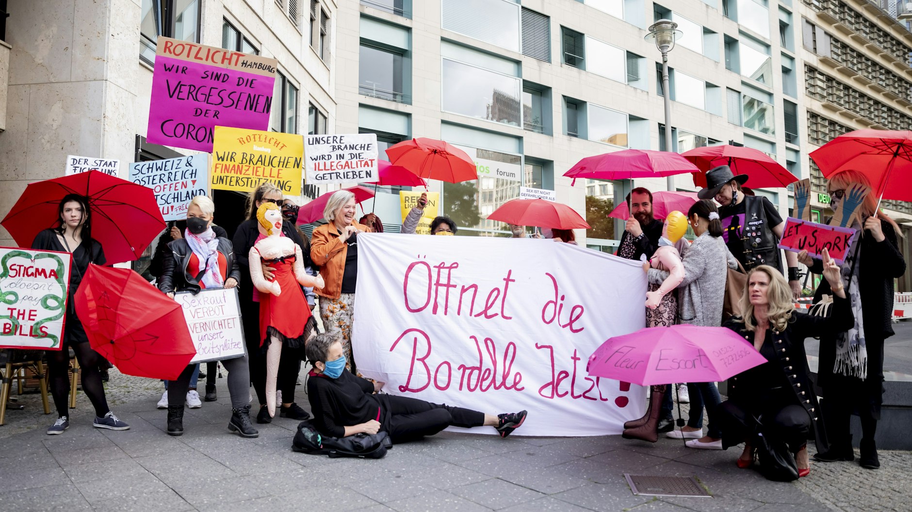 Prostituierte demonstrieren gegen Corona-Auflagen vor dem Bundesrat in Berlin.