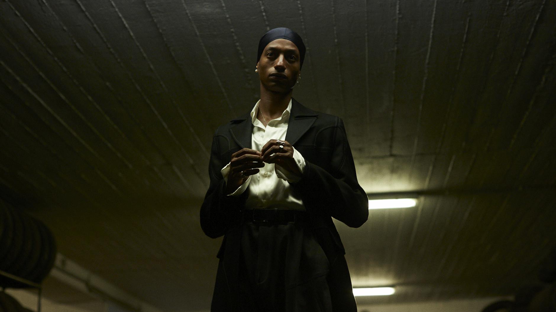 Nights in white satin: Michael-John Harper in „Guest on Earth“.