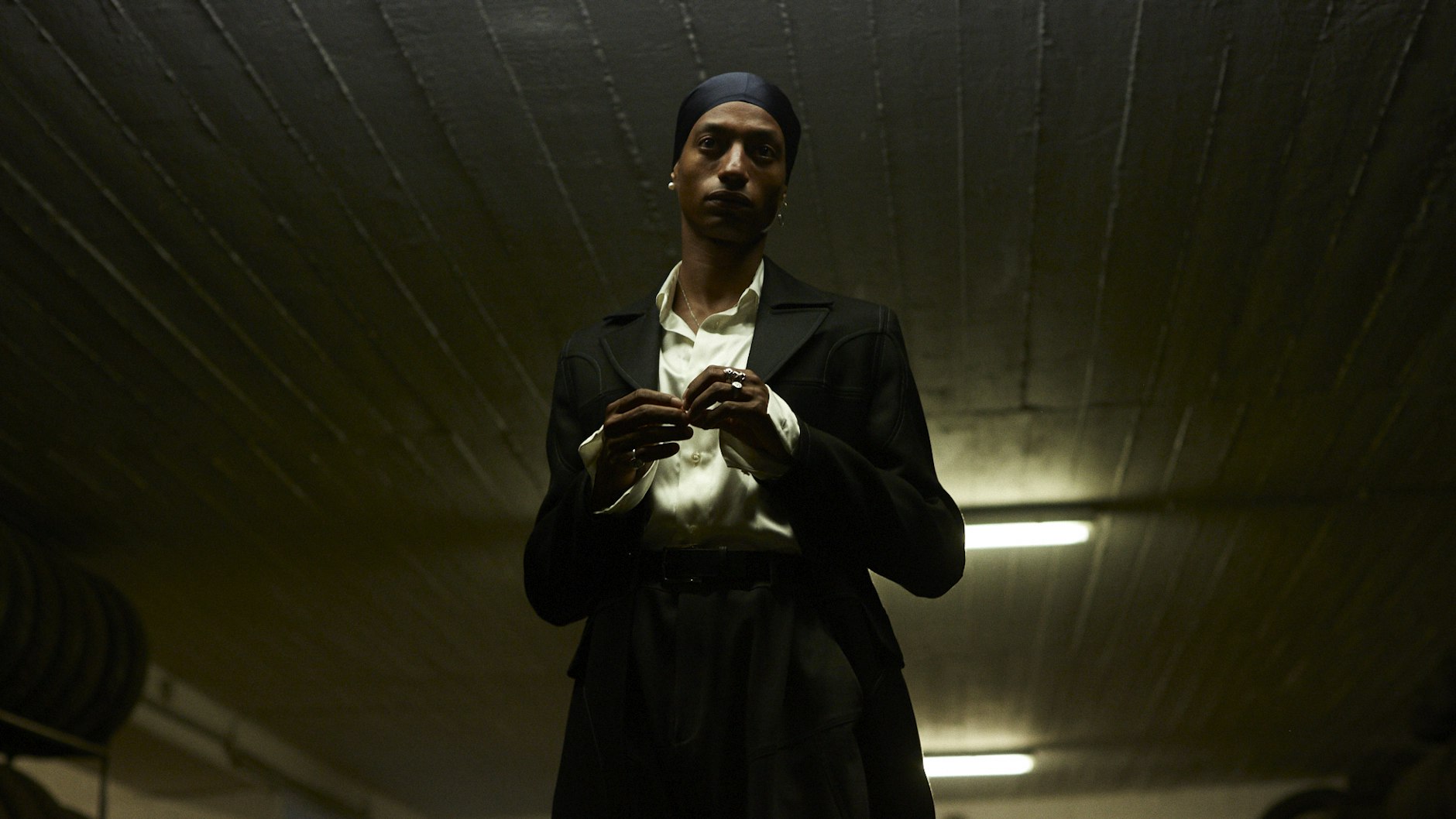 Nights in white satin: Michael-John Harper in „Guest on Earth“.