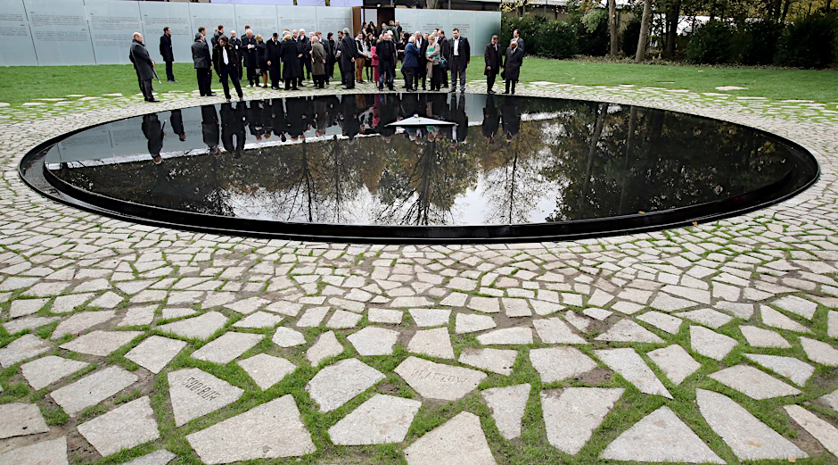 Denkmal für die im Nationalsozialismus ermordeten Sinti und Roma&nbsp;im Berliner Tiergarten.