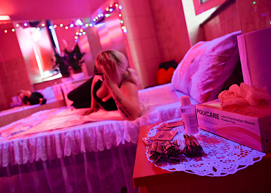 Die Prostituierte Ana liegt in einem Zimmer des Laufhauses „Sex Inn“ im Frankfurter Bahnhofsviertel.