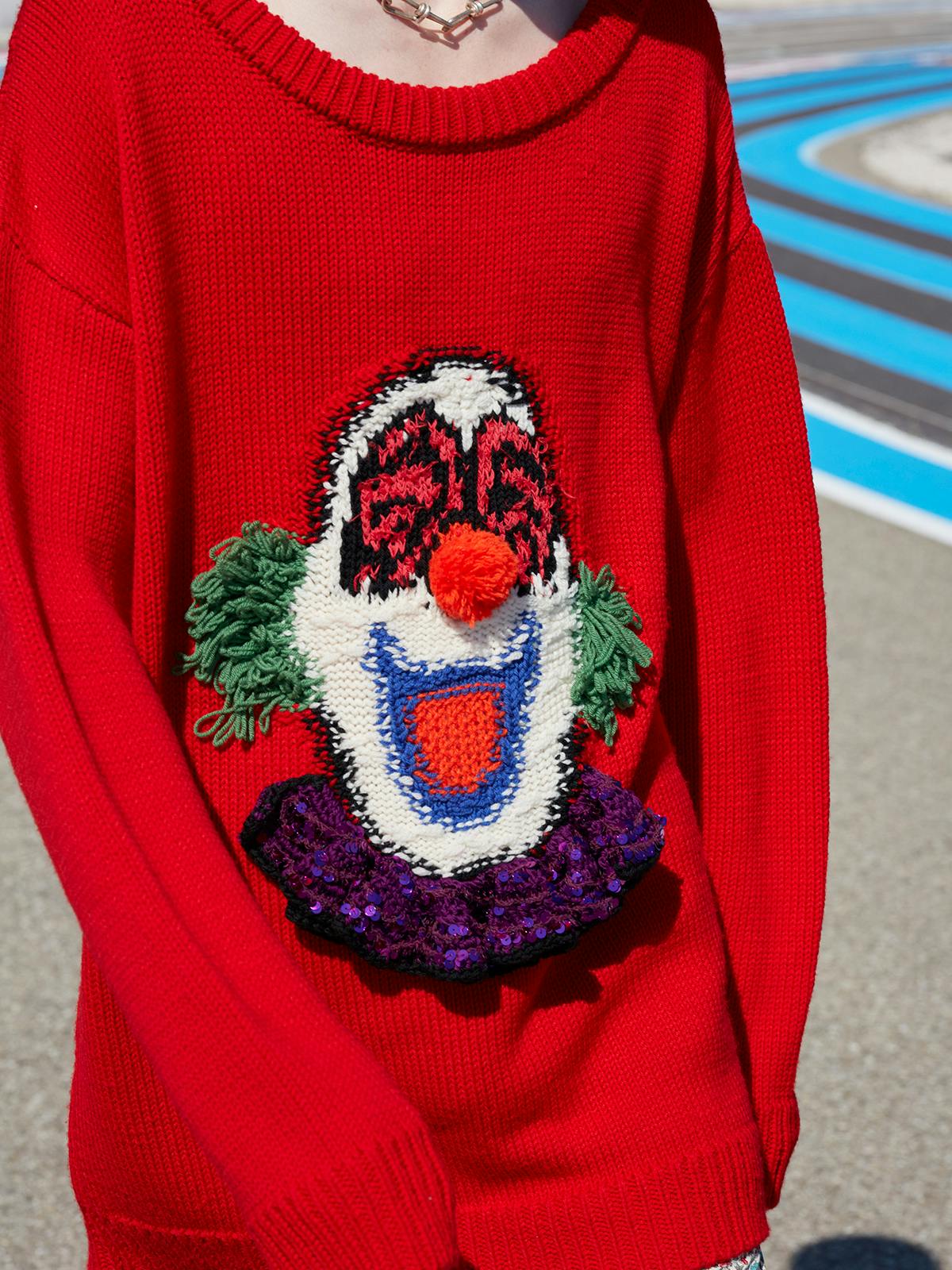 Die Welt ist ein Zirkus? Dann besser der Clown im Celine-Pulli sein als der Trapezartist in Billigstretch.