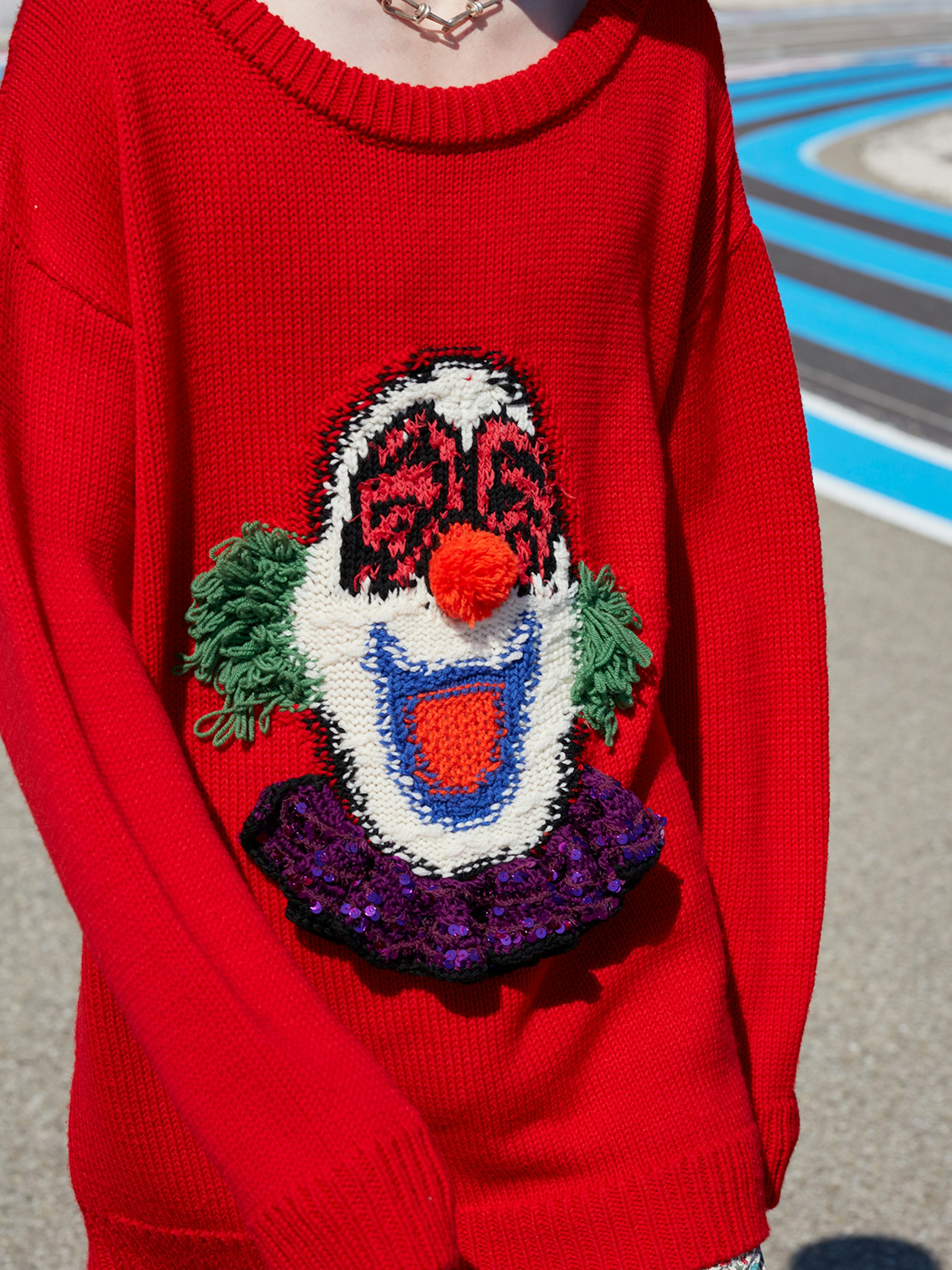 Die Welt ist ein Zirkus? Dann besser der Clown im Celine-Pulli sein als der Trapezartist in Billigstretch.