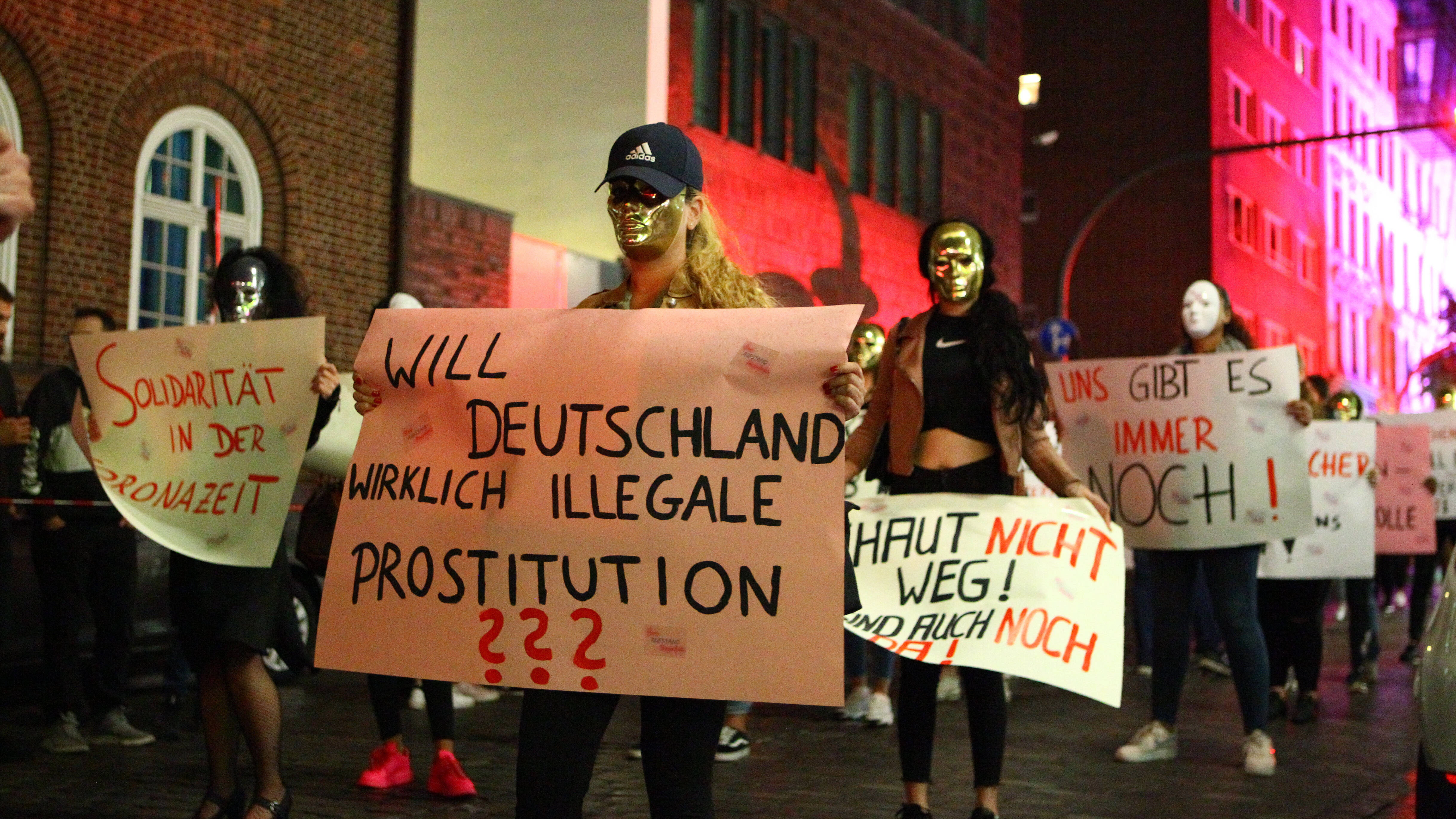 Demonstration der Initiative Demonstration Sexy Aufstand Reeperbahn für die Wiedereröffnung der Bordelle.