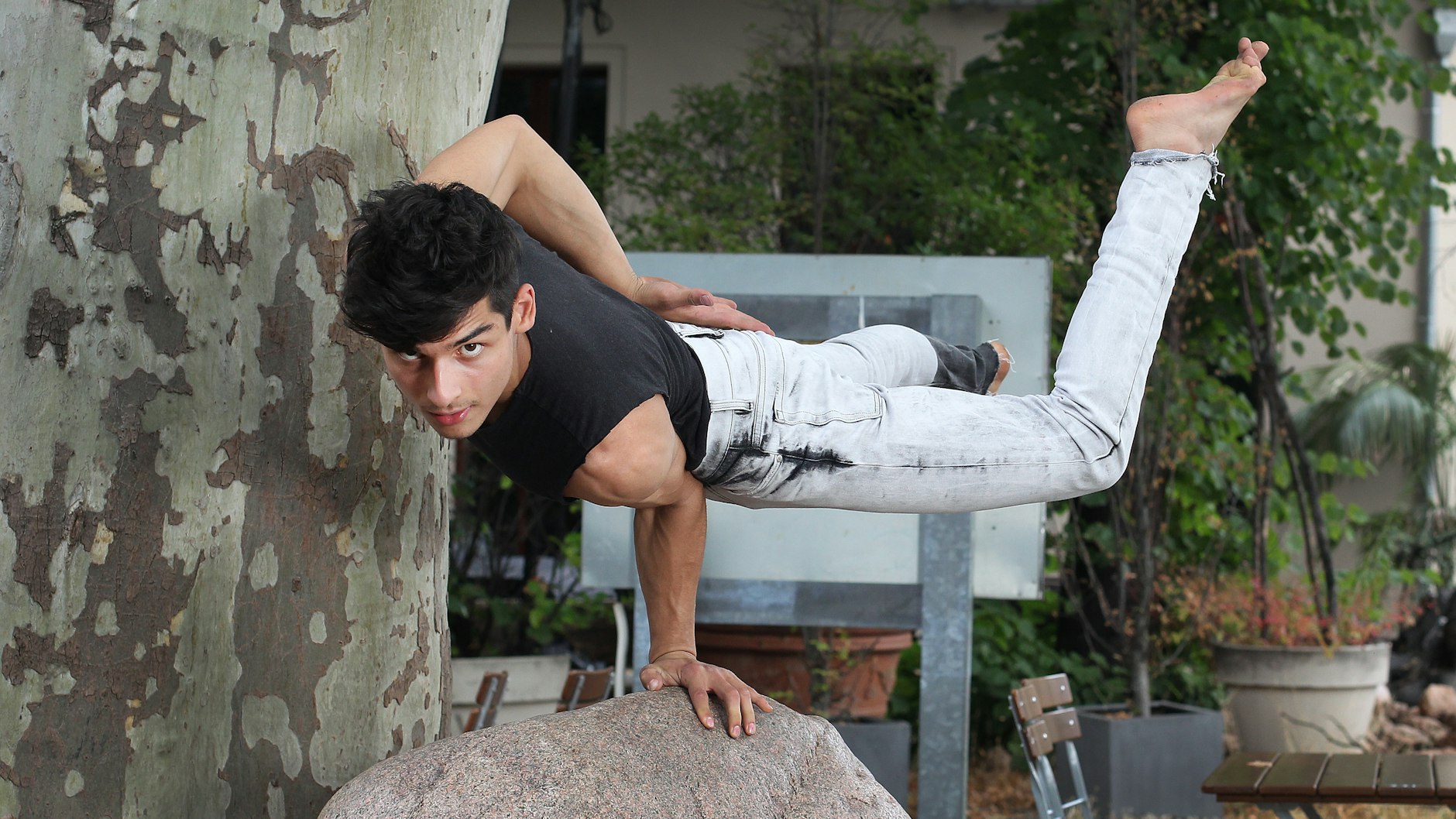 Jannis Kölling (19) hat sich nach der Grundausbildung auf Handstand-Artistik spezialisiert.
