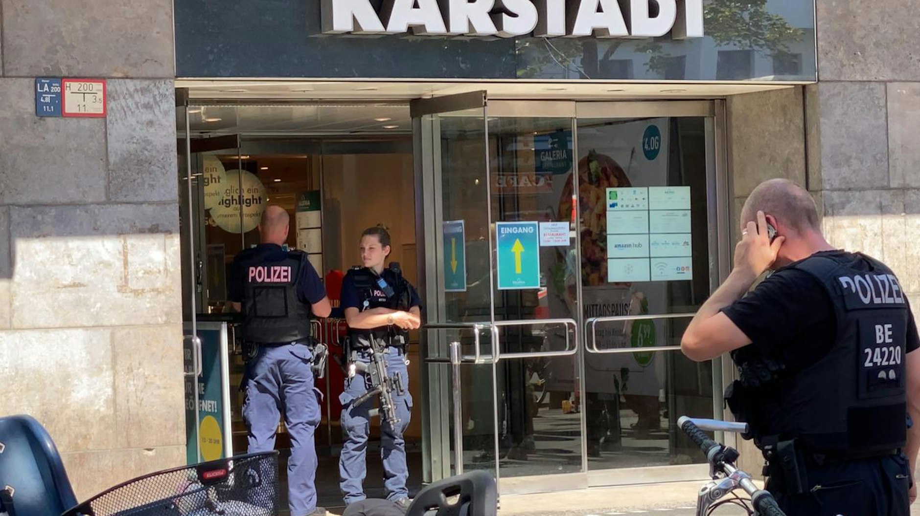 Einsatzkräfte der Berliner Polizei vor Ort in der Karstadtfiliale