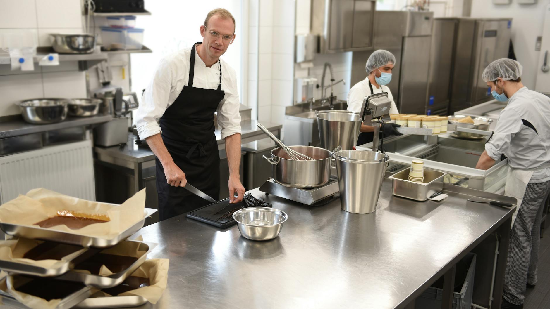 Würden Sie von diesem Mann ein Eis kaufen? Wir ja! Inhaber Niko Robert in der angenehm Hokuspokus-freien Hexenküche seiner Eis-Patisserie.