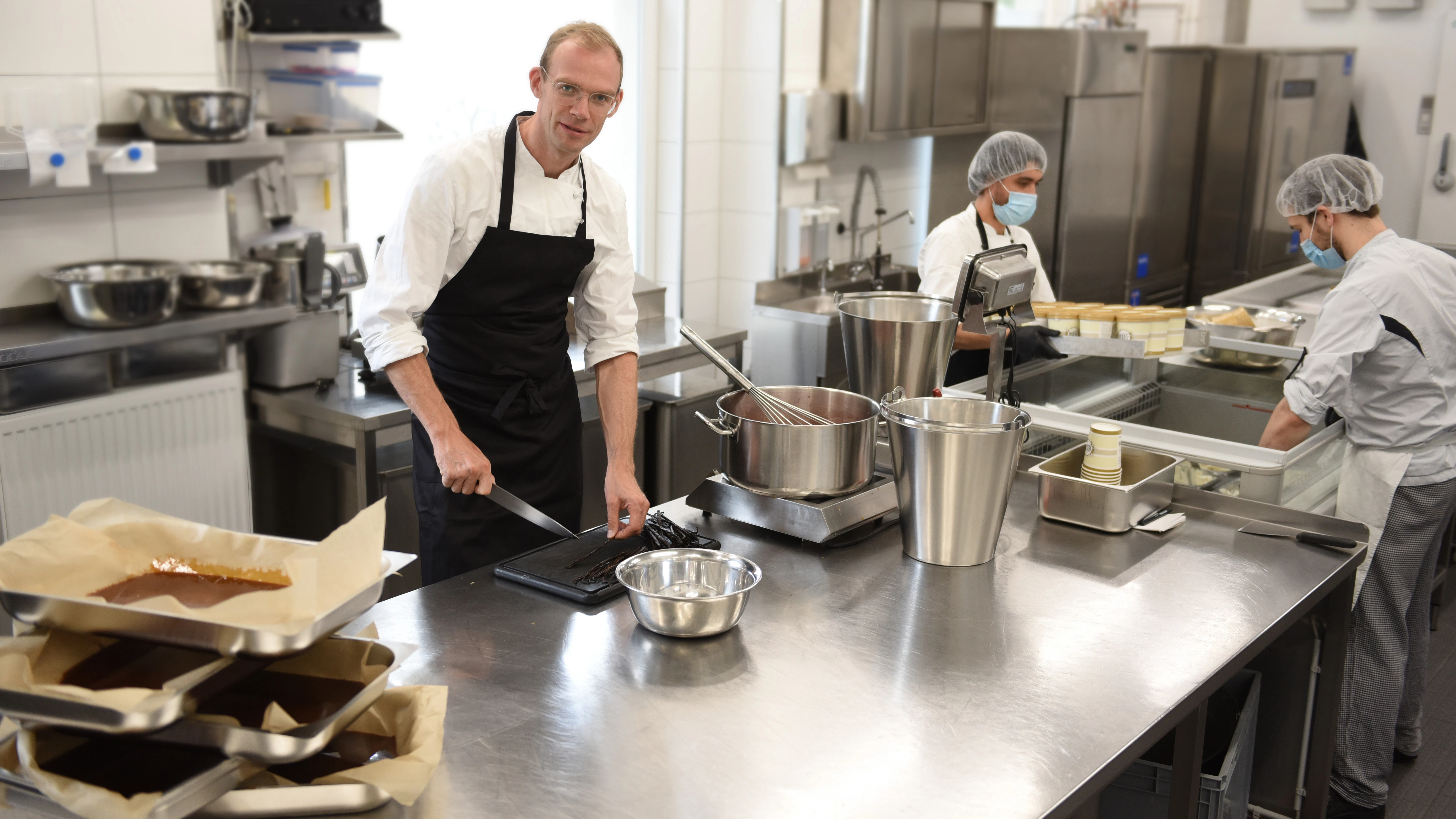 Würden Sie von diesem Mann ein Eis kaufen? Wir ja! Inhaber Niko Robert in der angenehm Hokuspokus-freien Hexenküche seiner Eis-Patisserie.